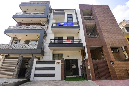 Sector 39 Hotel | FabHotel Corporate Stayz - Near Medanta Hospoital