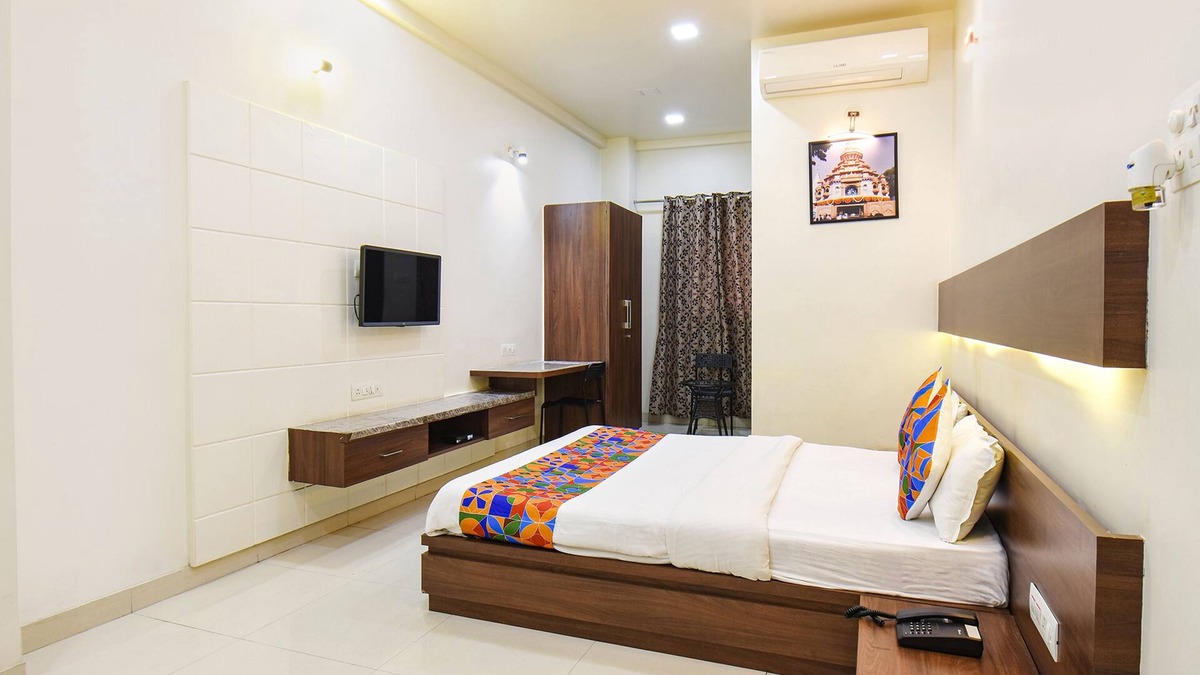 Hadapsar Hotel | Fabhotel Royal Suits