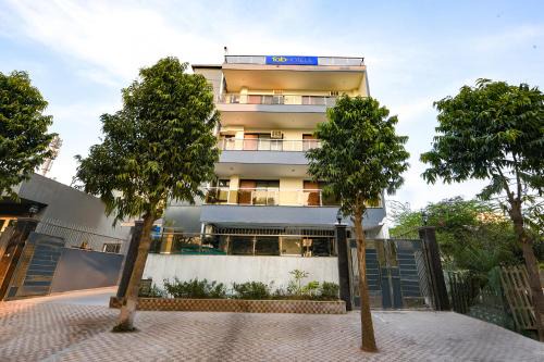 Gurugram Hotel | FabHotel RR Premium - Near Medanta Hospital