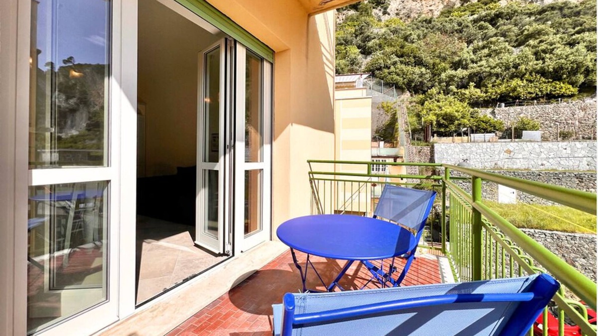 Varigotti Apartment | Fabulous 2-bedroom apartment with AC and heating in Varigotti, Italy