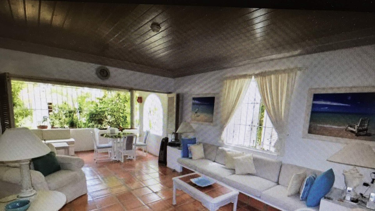 Gibbs Bay Villa | Fabulous 2 bedroom villa with pool and 5 min walk to Mullins Beach