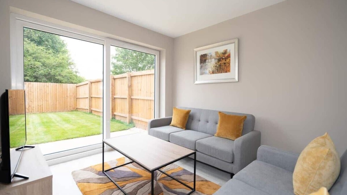 Smethwick House | Fabulous 3 Bedroom Home in Birmingham with Garden