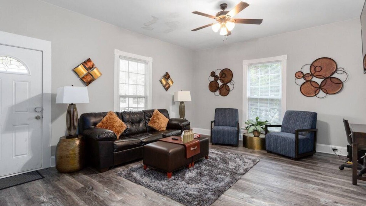 Burlington House | Fabulous 3BR bungalow Close to Downtown Fast WiFi