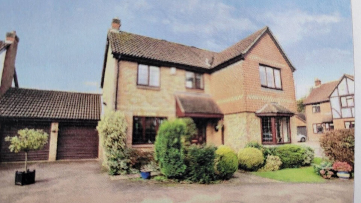 East Wickham House | Fabulous 4-bedroom house in Welling, fully detached, for a perfect getaway