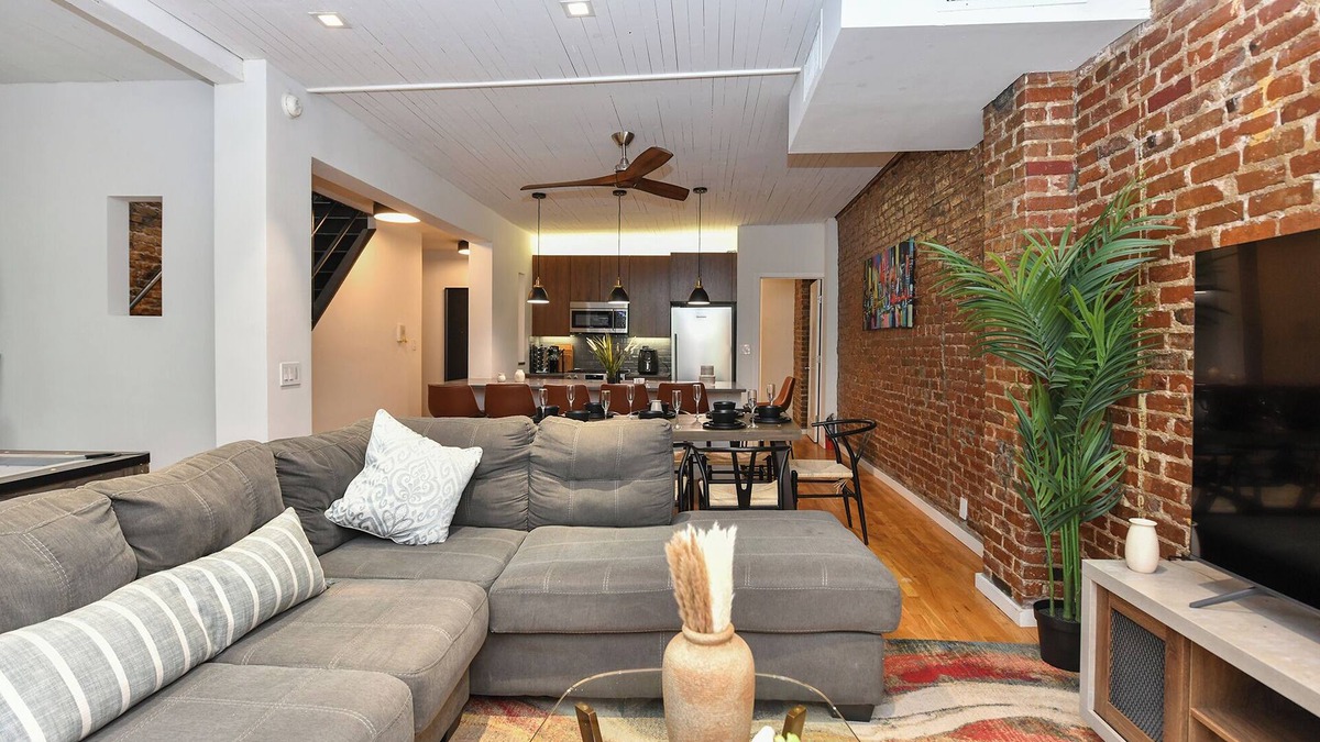 Ukrainian Village Apartment | Fabulous 5-bedroom Townhouse with Patio Terrace in vibrant New York