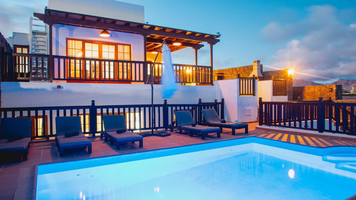Playa Blanca Villa | Fabulous 6 bed- Luxury Villa - Great location - Great Views - Heated Pool