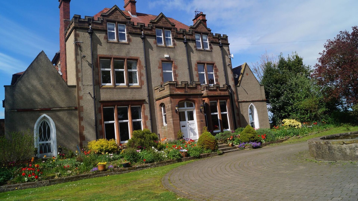 Northallerton House | Fabulous 8 bedroom Edwardian country house set in 3 acres with own tennis court
