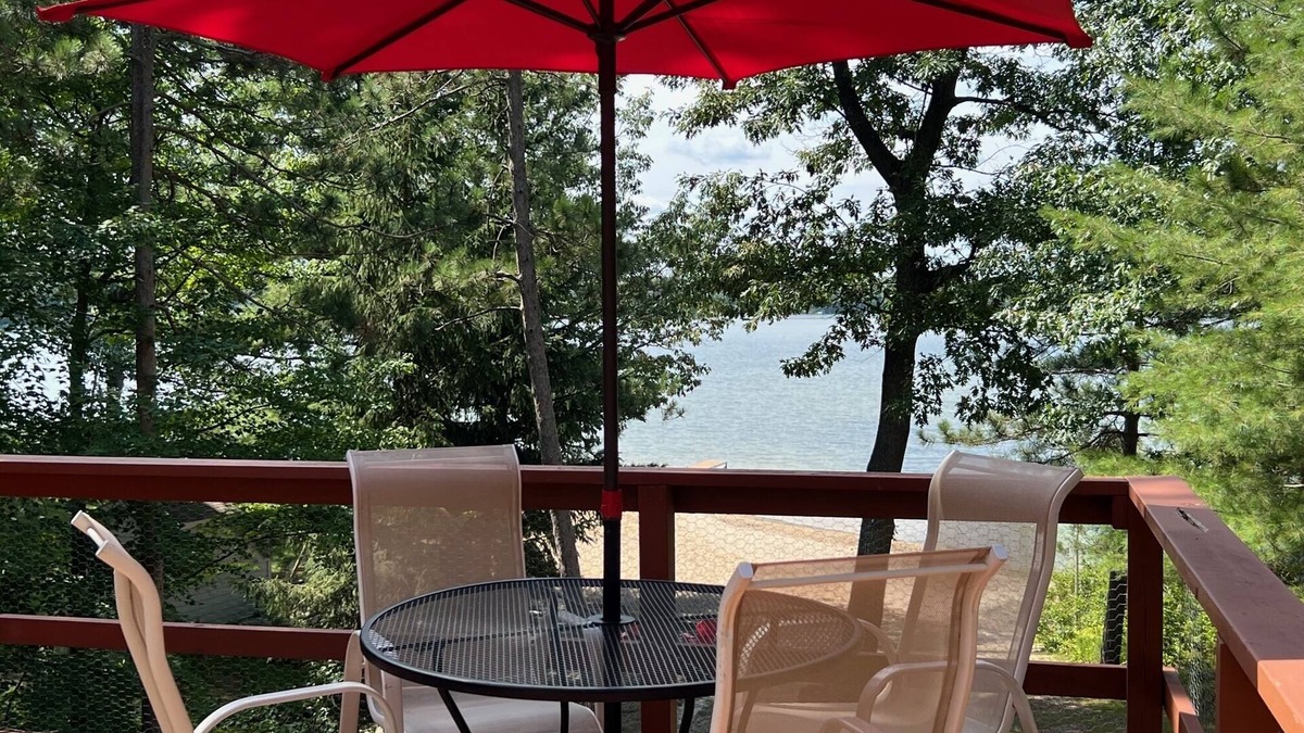 Lake City House | Fabulous Beach House on All Sports Lake Sapphire! Sleeps 12 and Parking for 12!