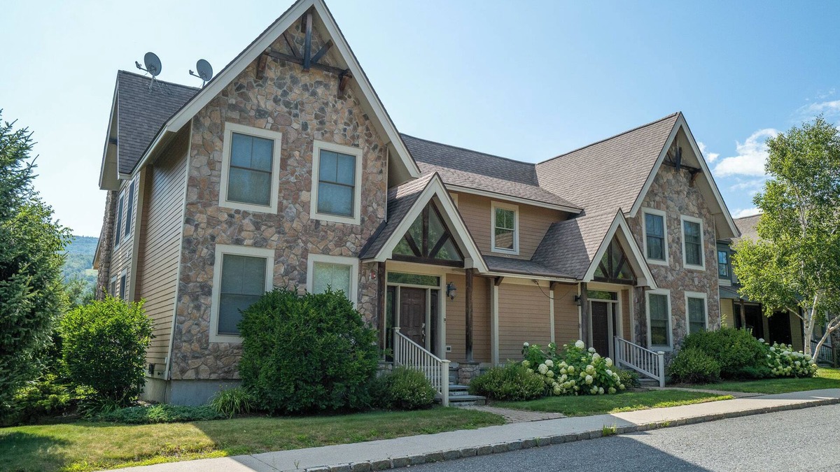 West Dover Condo | Fabulous, Beautifully Appointed Luxury 5 Bedroom Ski-Home Steps from Mount Snow