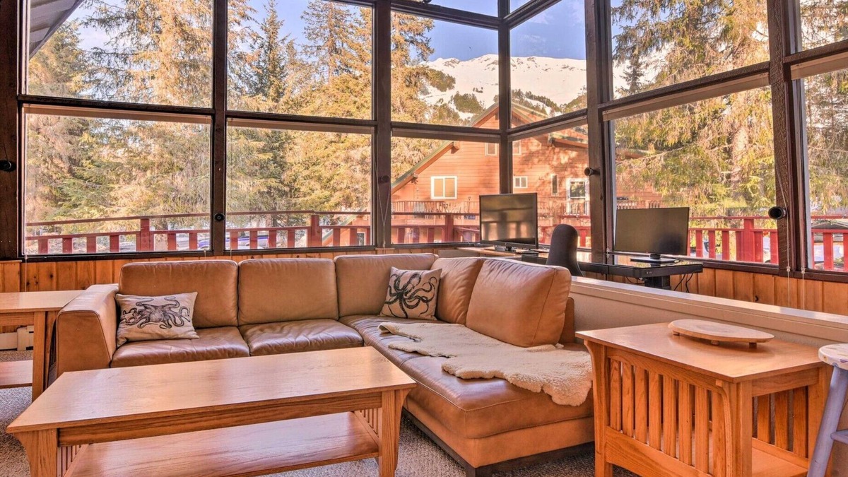 Alyeska Ski Chalet | Fabulous Girdwood Chalet Walk to Slopes with Hot Tub, Sauna, Wifi