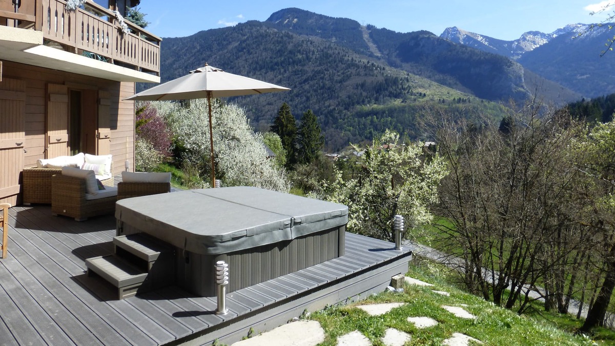 Seytroux Ski Chalet | Fabulous Living with Jacuzzi/Sauna and specatcular views Nr Morzine.