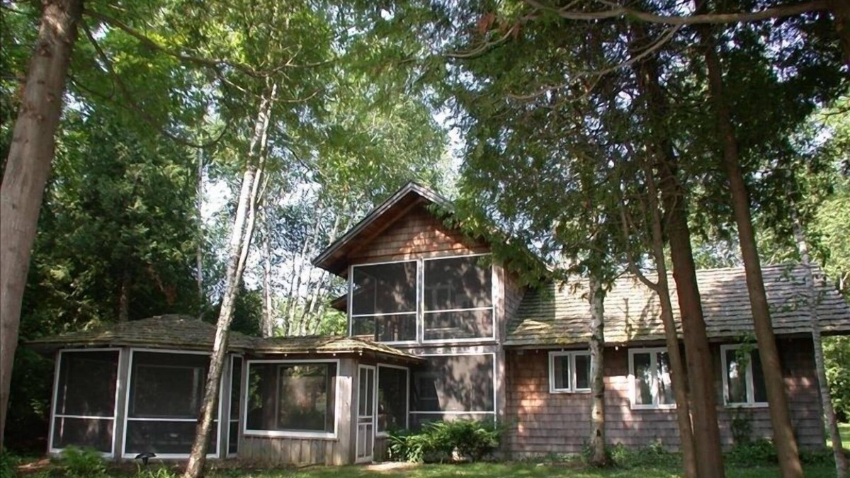 Baileys Harbor Cabin | Fabulous Log Cabin on Kangaroo Lake in Door County, Wisconsin