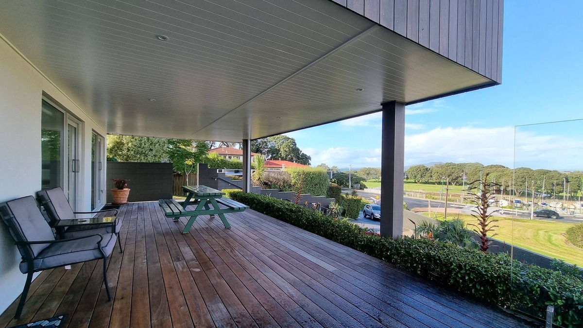 Castor Bay Apartment | Fabulous Milford 1BR With Views & SkyTV