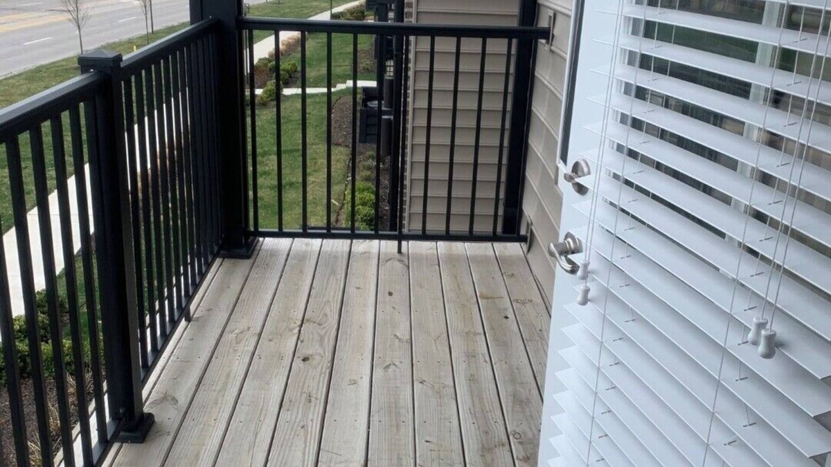 Columbus Apartment | Fabulous on Federated with A/C, top floor, enclosed balcony!