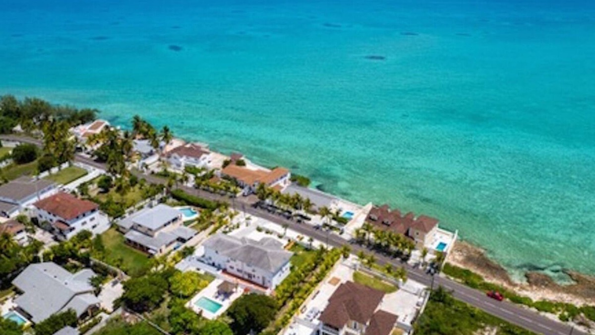 Nassau House | Fabulous Seaside Retreat, Sleeps 21, Walk to the Beach! 10% Weekly Discount!