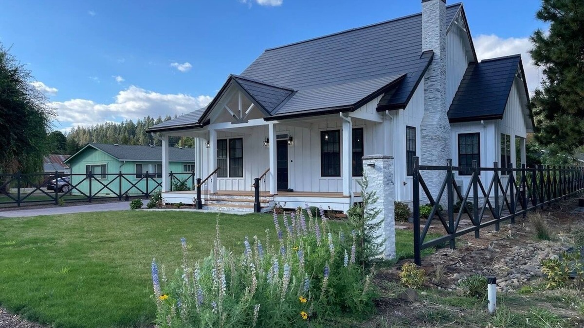 Crawfordsville House | Fabulous Solar Powered Farmhouse with EV Charger