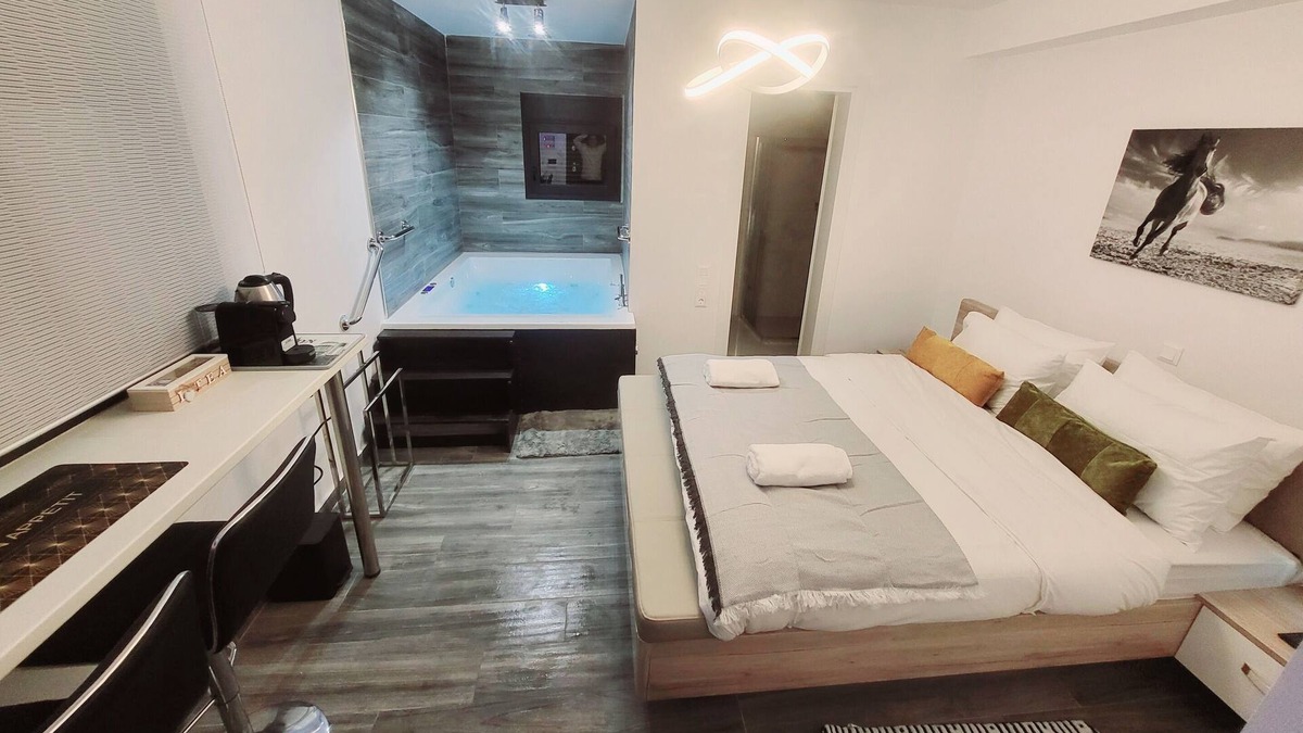 Kinosargous Apartment | Fabulous Suite: Grand Jacuzzi, King Bed near Acropolis Museum & Metro Sygrou-Fix