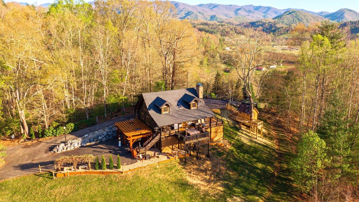 Burnsville Cabin | Fainting Goats! Luxe Retreat + 270° Long-Range Views near Asheville, NC