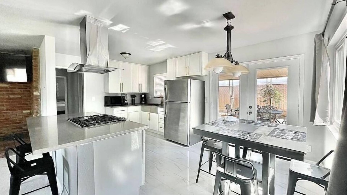 Jurupa Valley House | FAIRHAVEN Home: Country Living★King Bed★Laundry★AC