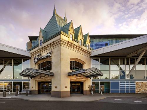 Richmond Hotel | Fairmont Vancouver Airport In-Terminal Hotel
