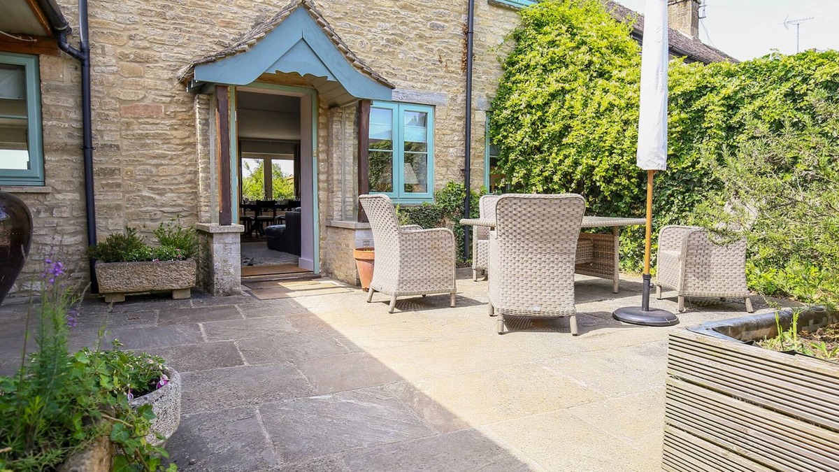 Milton-under-Wychwood Cottage | FAIRVIEW COTTAGE, pet friendly in Milton-Under-Wychwood