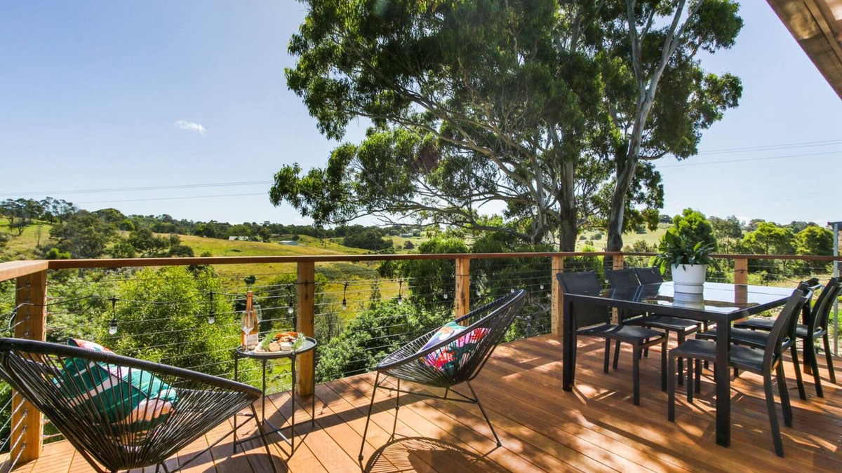 Metung House | Fairview Lakeside Cottage with Amazing Views