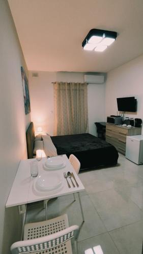 Luqa House | Fairwinds - Double Room with Ensuite - Luqa Airport - Self Check In & Out available