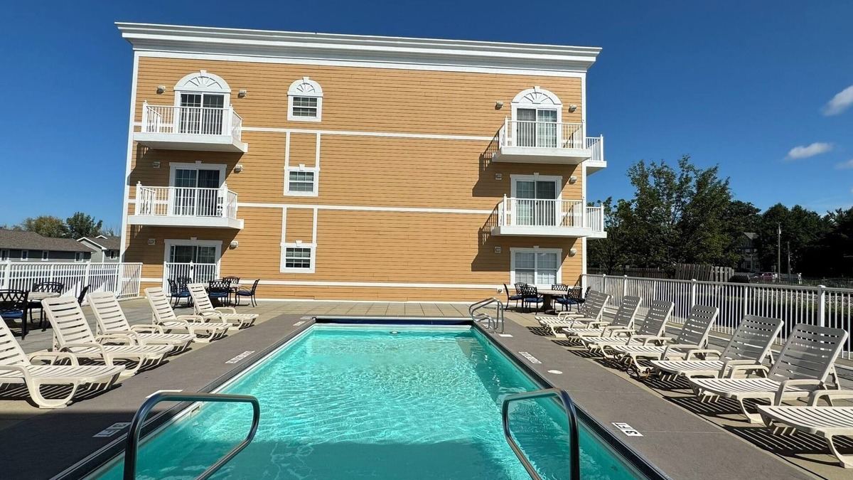 New Buffalo Condo | Fall 2 nt min Perfect Location Condo Pools Walk to all Beach 1.5 blk