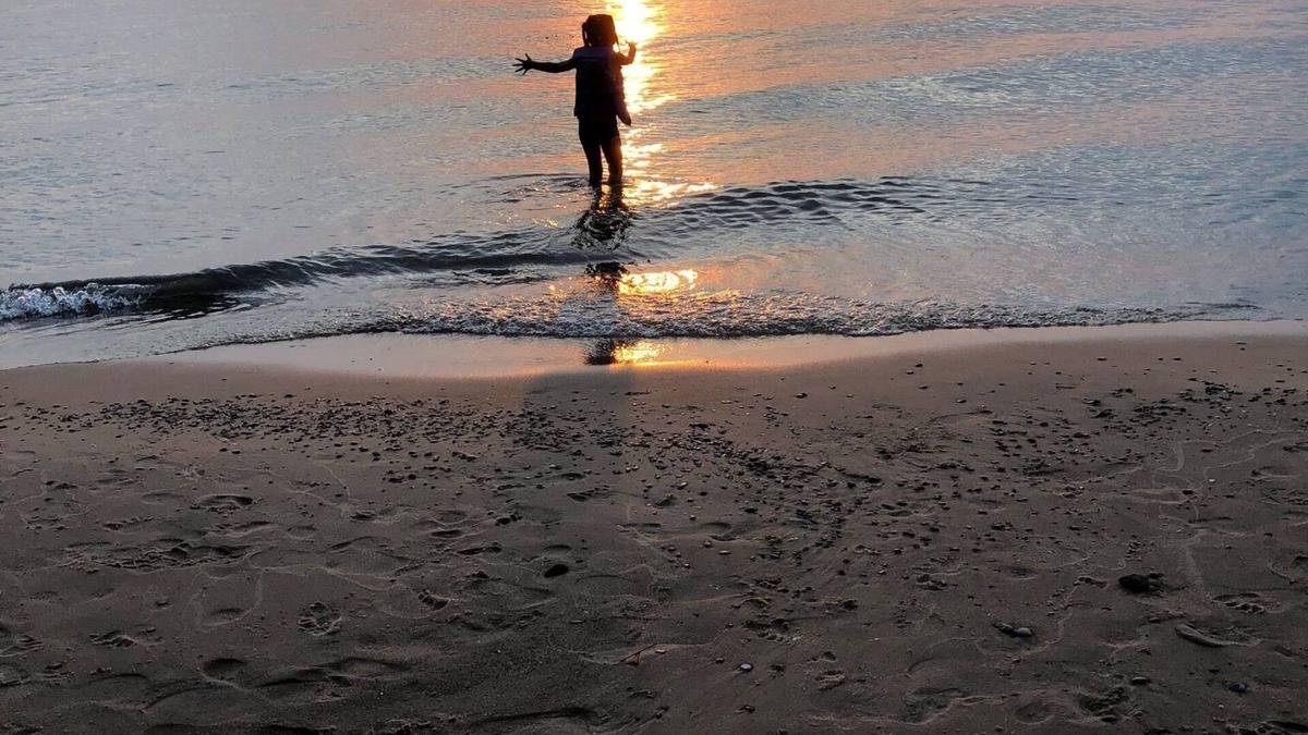 Paw Paw Lake Cottage | Fall Colors, Wineries, Breweries, Lake Michigan & Little Paw Paw Lake Beaches!