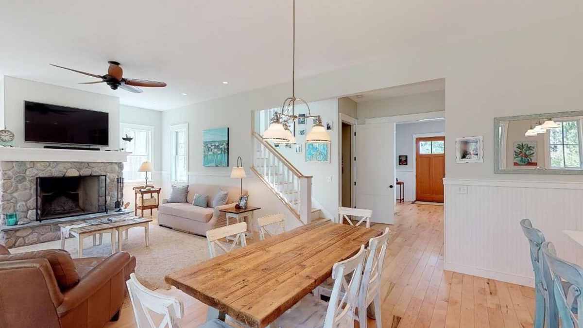 Leland House | Fall dates available - Clean, gorgeous 5 bedroom property in town!