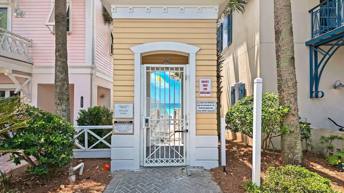 Frangista Beach House | Fall Deals! Snowbirds Welcome! 1block to beach access-Walk to shops/dining/bar