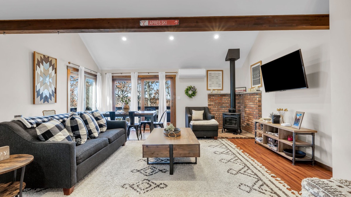 Tannersville House | Fall foliage is here. Enjoy the best unit on the mountain and it's amenities.n