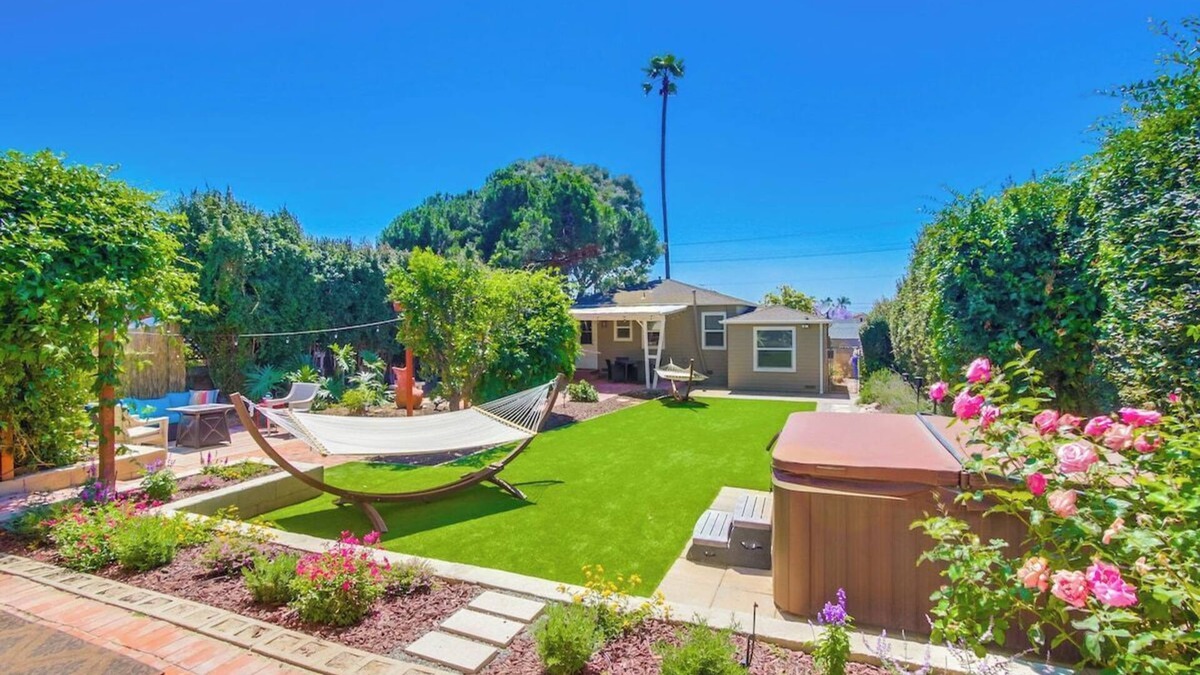 Bay Park House | Fall fun @ Dolphin Bay Hideaway pet-friendly yard!