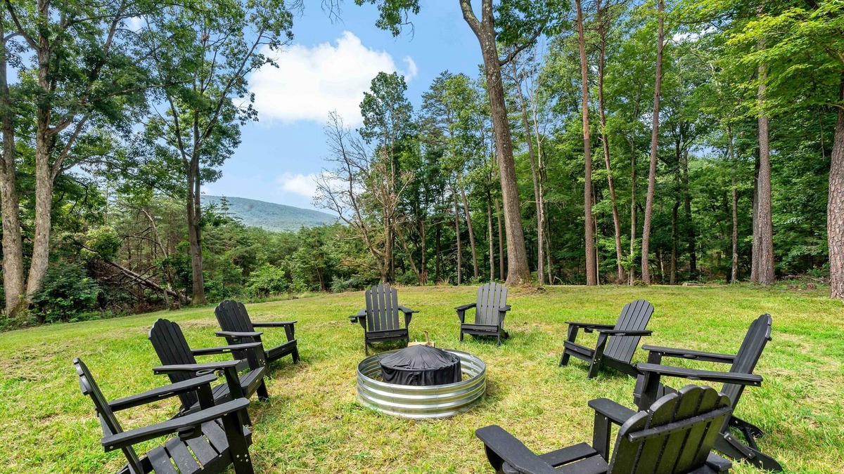 Berkeley Springs Cabin | 🍂Fall Gathering - Hot Tub, Sauna, Fire Pit, 2 Kings, Arcade & Deck – Cozy Cabin