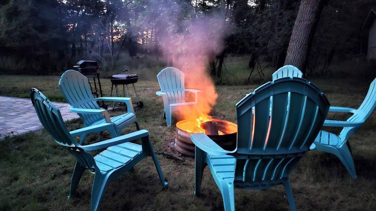 Tawas City House | 🍂Fall Getaway🍂 Enjoy Fall's Splendor, Walk to Tawas Point | Fireplace
