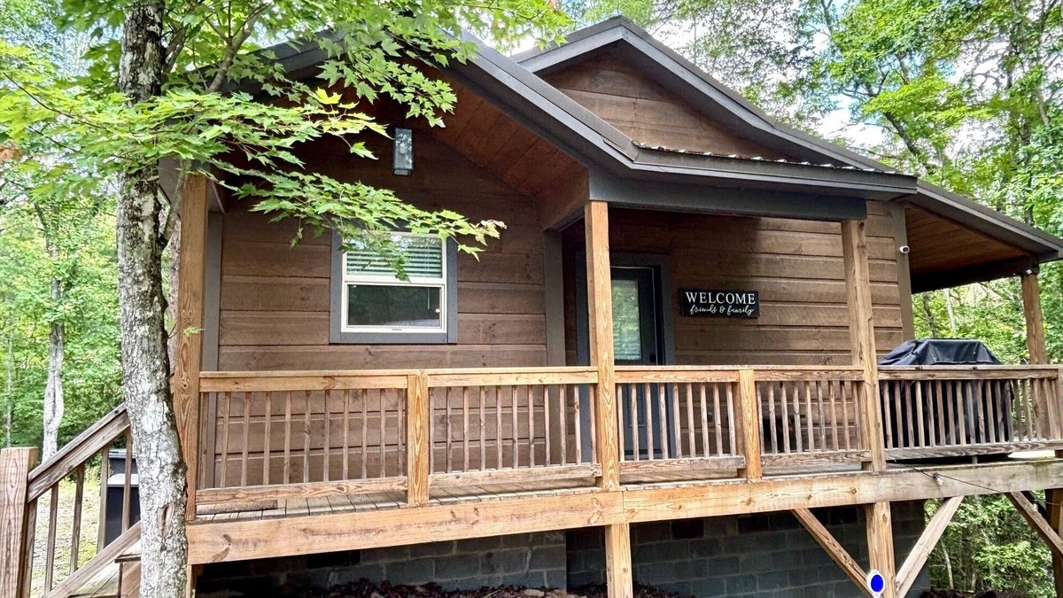 Murphy Cabin | Fall Getaway - Fire Pit, Hot Tub & the Mountains of Murphy. NC