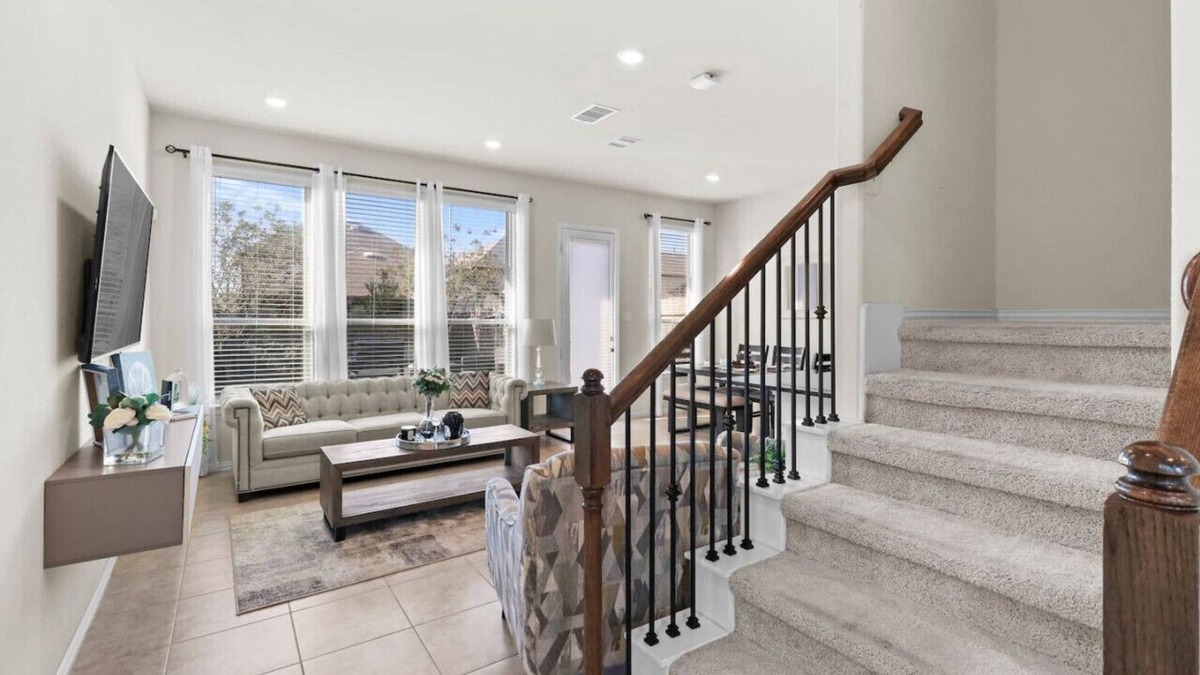 Richmond House | Fall Modern Stay: Family Friendly & Fast Wi-Fi