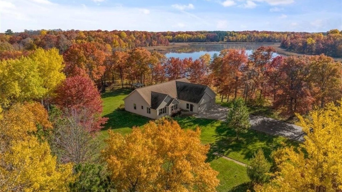 Nisswa Cabin | Fall Retreat on Lake Edward, Mins to Nisswa, Hot Tub , Game Room , Firepit