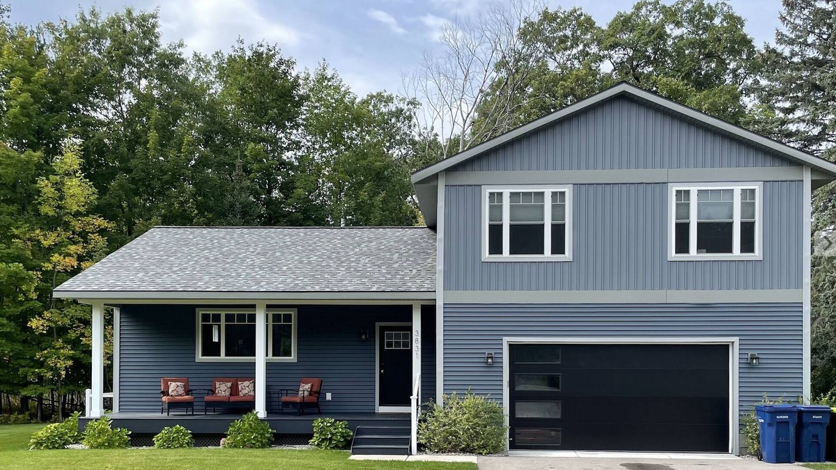 Traverse City House | FALL SPECIAL: Book 2 nights ~ get 1 FREE! NOV-APRILnSlps 14 Near dwntwn. CLEAN!