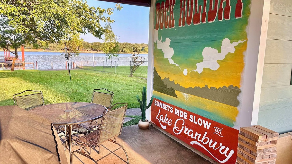 Granbury Cottage | Fall Special!~Lake Home w Swing at Dock. Stocked kitchen, KING Bed, Photo Opp