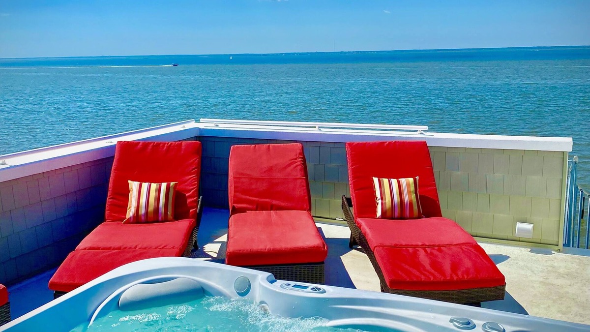 North Beach Haven House | Fall Special Oct 10-13 for 3100, rooftop hot tub on the water!