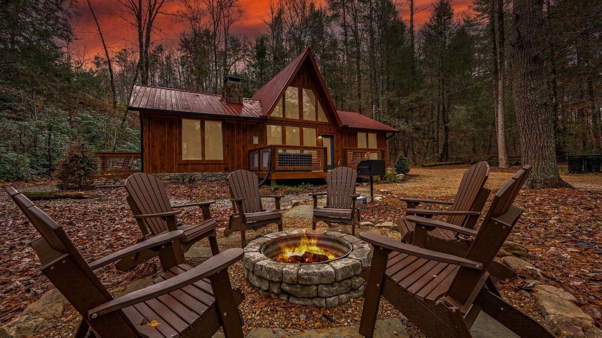 Gatlinburg - Pigeon Forge Cabin | Fall Specials! Waterfront/King Bed En Suites/Secluded/HotTub/Firepit/FastWifi