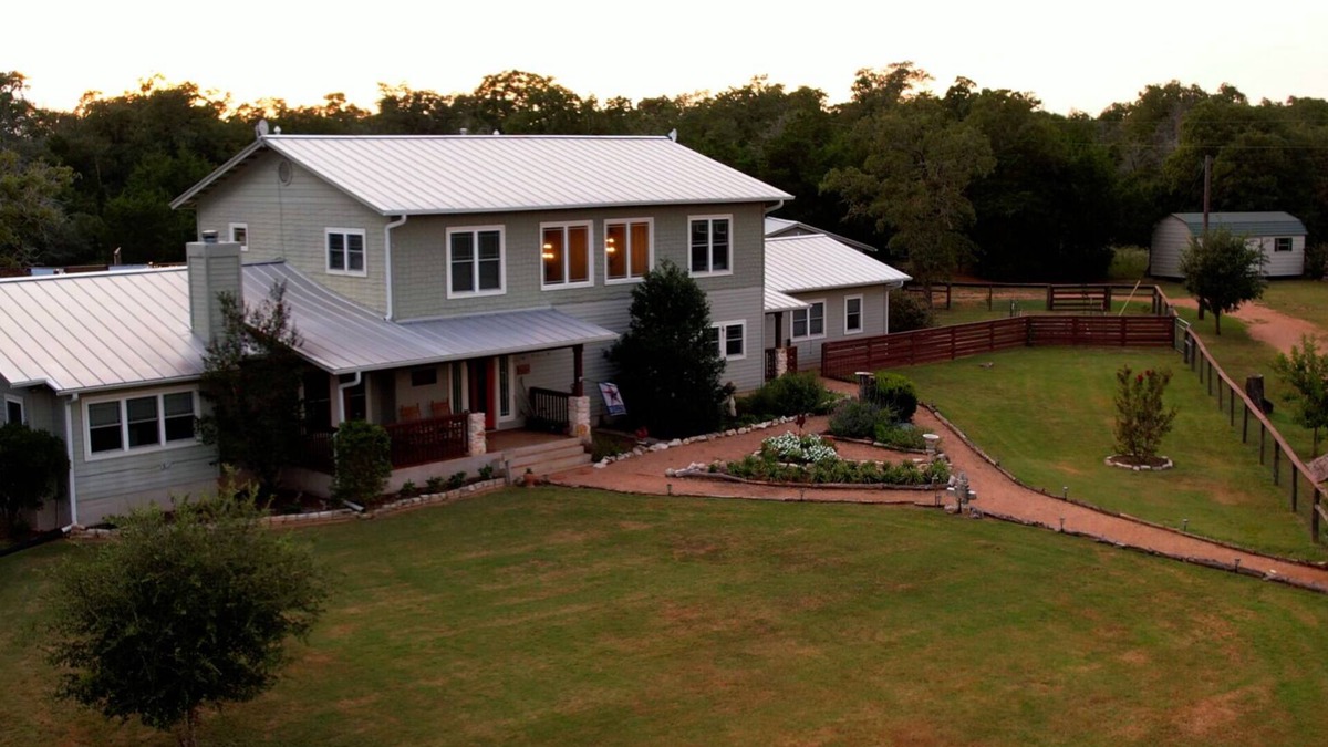 Smithville House | FALL UNDER THE STARS AT OUR UPSCALE, TEXAS VENUE. SLEEPS UP TO 20 GUESTS