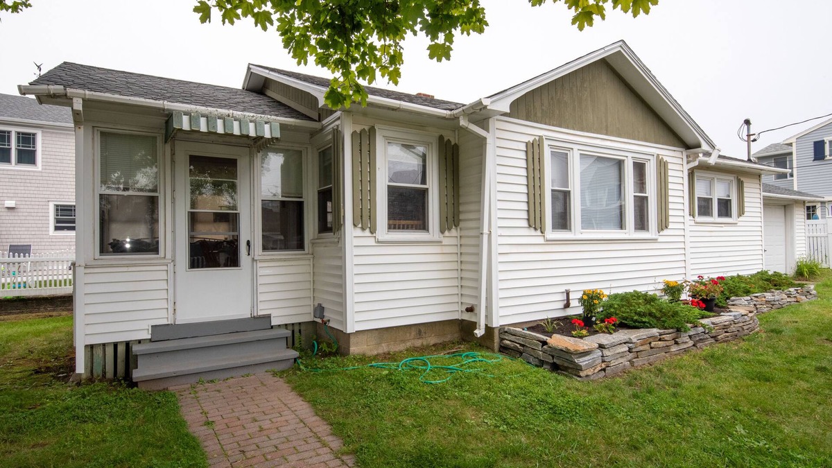 Wells Beach Cottage | FALL WEEKS STILL OPEN! Steps to the beach in Wells, perfect for families!