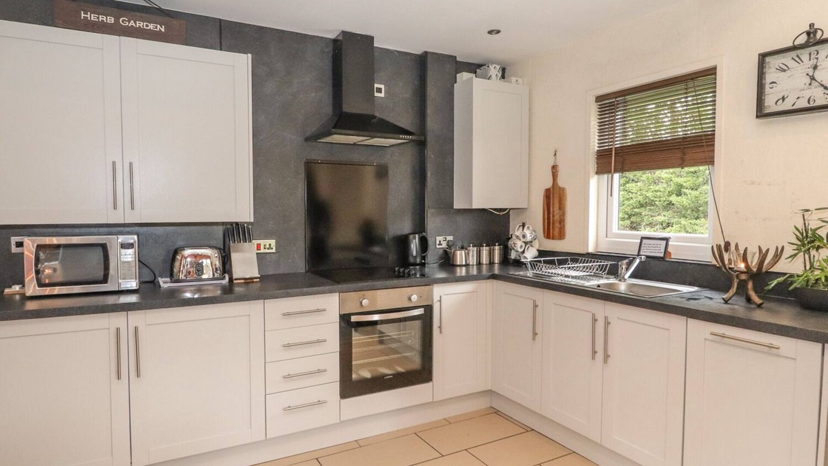 Saint Asaph Cottage | FALLOWS, pet friendly, with hot tub in St Asaph