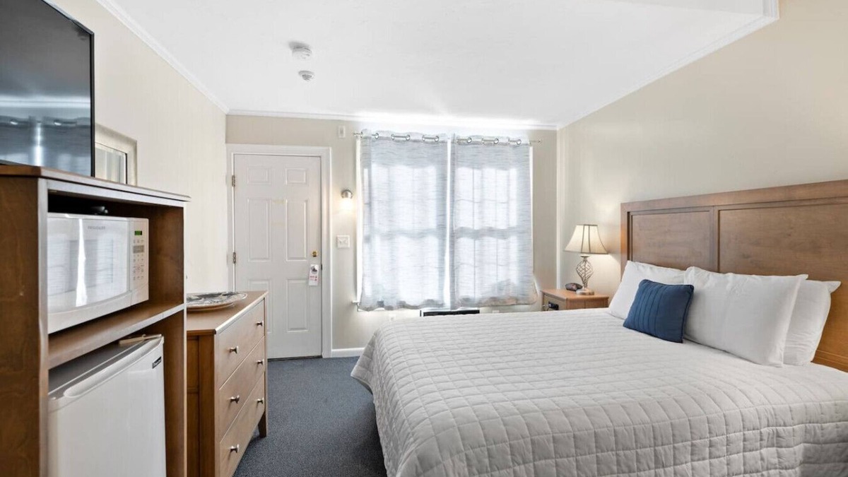 Falmouth Heights Hotel | Falmouth Getaway | Queen Bed | Walk to Beach