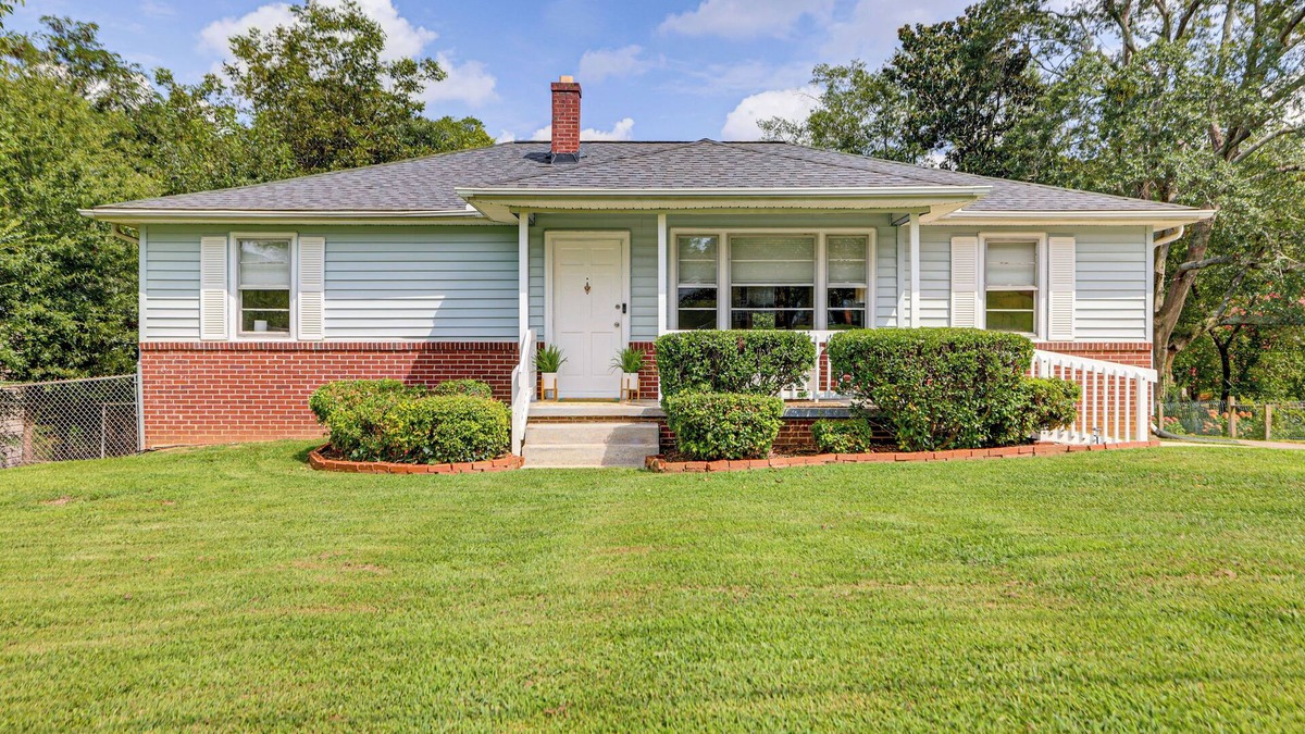 Greer House | Families Welcome, Fenced Yard: Inviting Greer Home