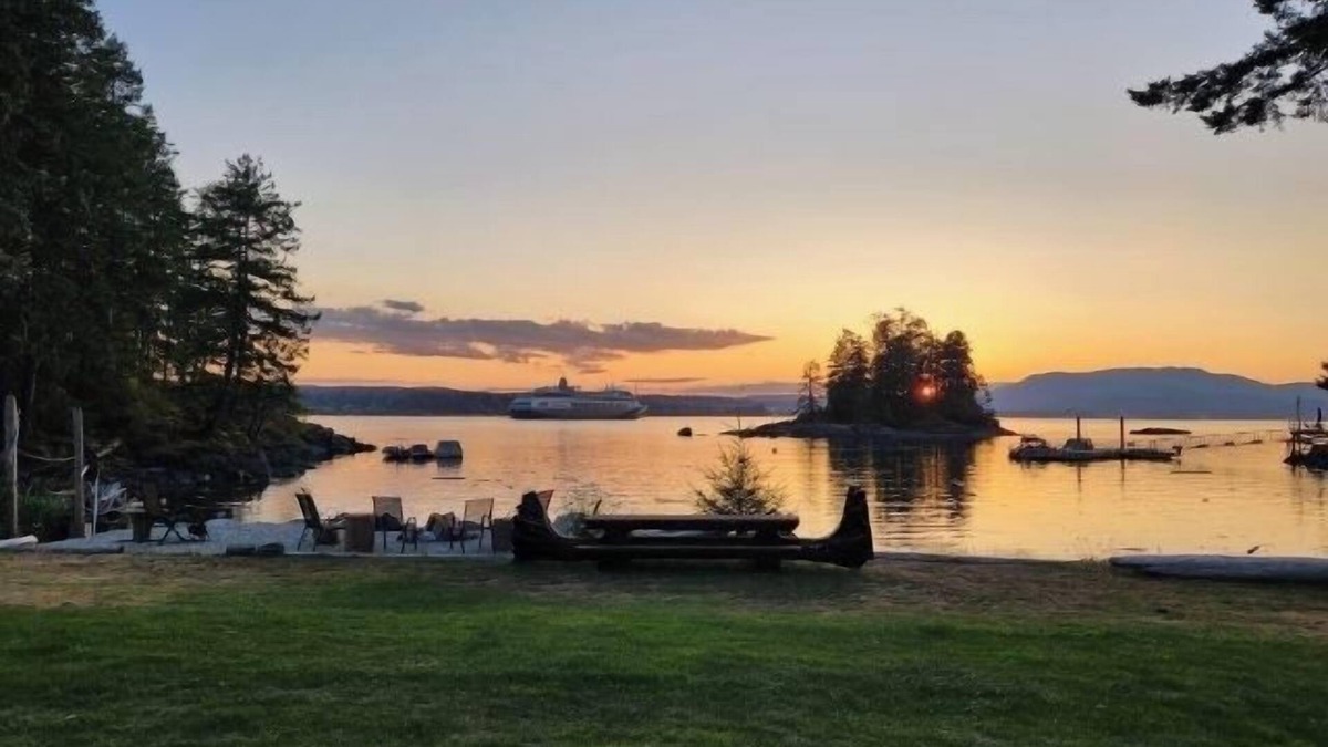 Quadra Island House | Family adventures await in this ocean front house! (Pet friendly!)n