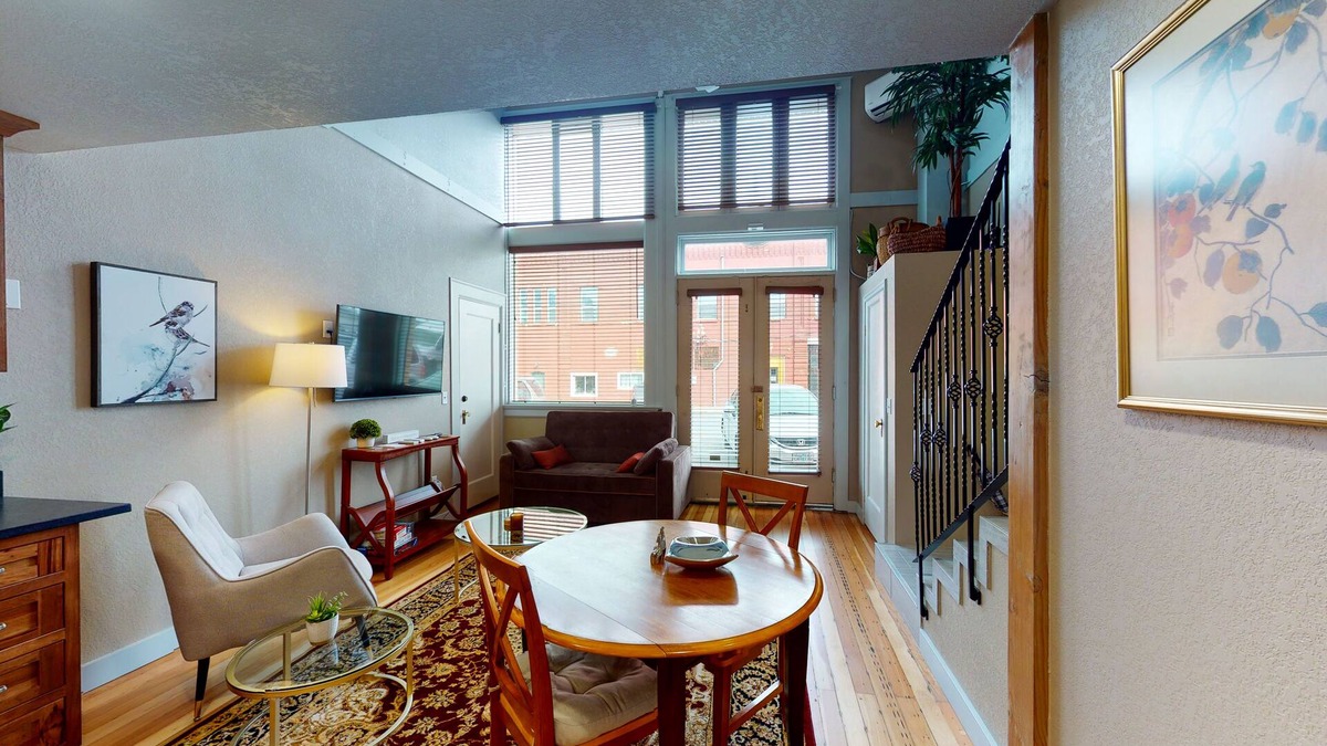 Joseph House | Family- and dog-friendly loft with fast WiFi & full kitchen - walkable location