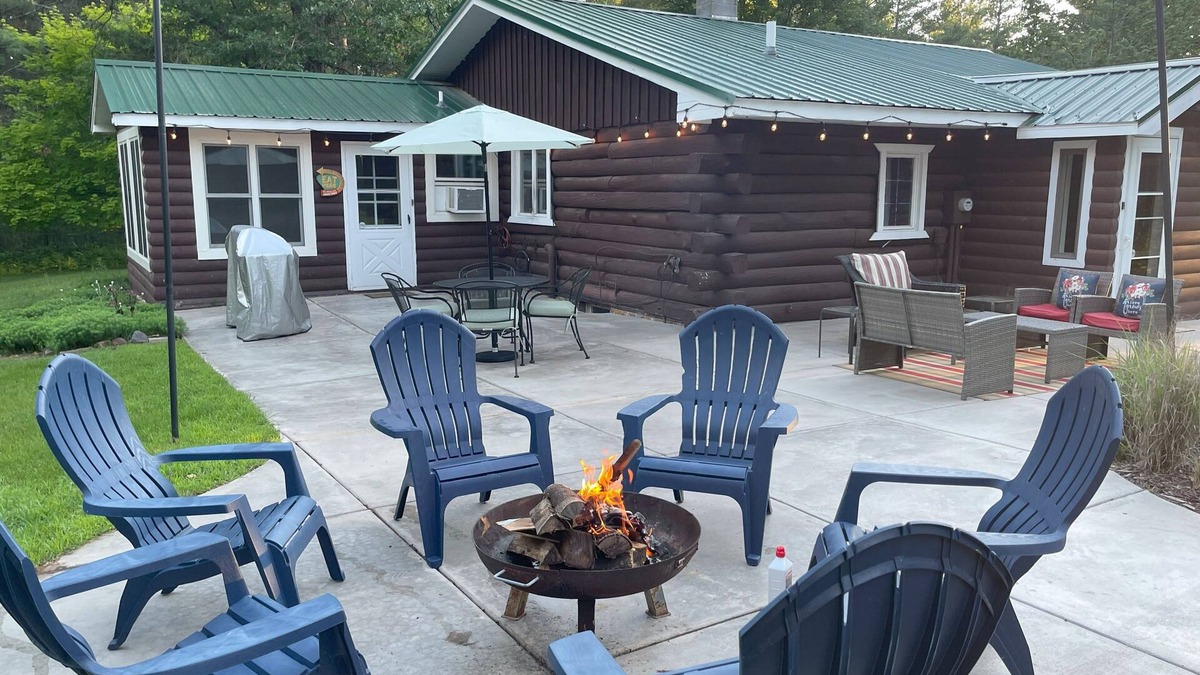 Grantsburg Cabin | Family and Friends Retreat: Recharge and Reconnect in Gorgeous Log Cabin